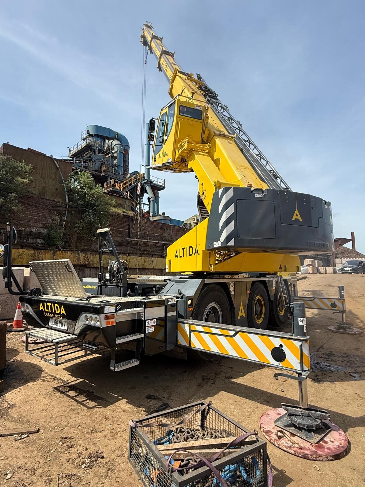 Altida's Liebherr LTC 1050-3.1, cab raised on its hydraulic mast, on a scrap site at Smethwick